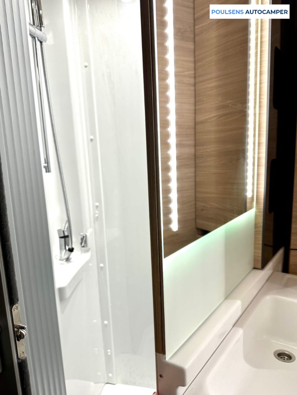 Salle de bain du camping-car semi-intégré Knaus VAN TI PLUS 650 MEG Platinum Selection 2026 avec douche et lavabo