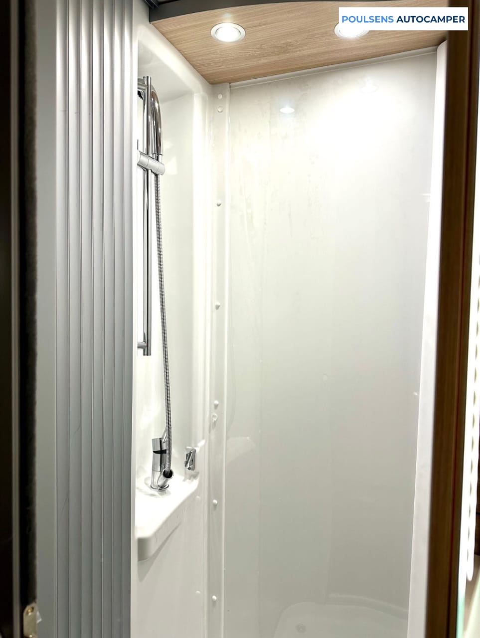 Salle de bain du camping-car semi-intégré Knaus VAN TI PLUS 650 MEG Platinum Selection 2026 avec douche et lavabo