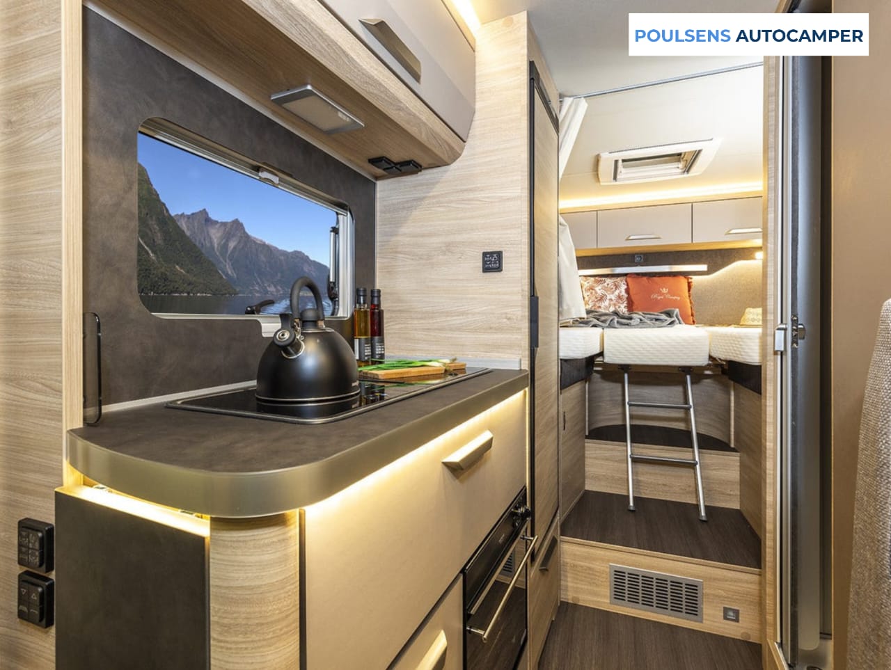 Cuisine du camping-car semi-intégré Knaus VAN TI PLUS 650 MEG Platinum Selection 2026 avec four à gaz, réfrigérateur et rangements