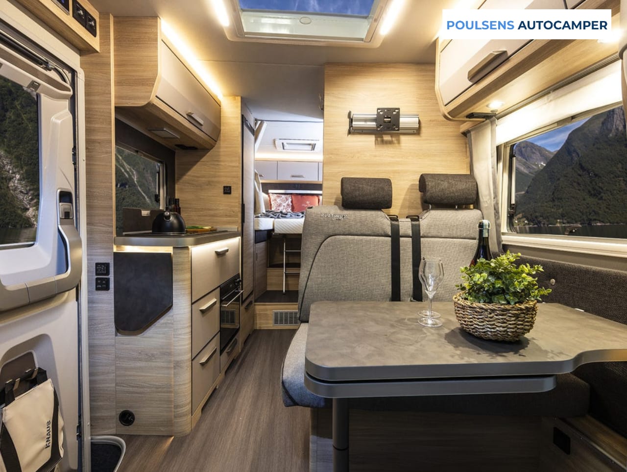 Salon intérieur du camping-car semi-intégré Knaus VAN TI PLUS 650 MEG Platinum Selection 2026 avec banquettes et éclairage LED
