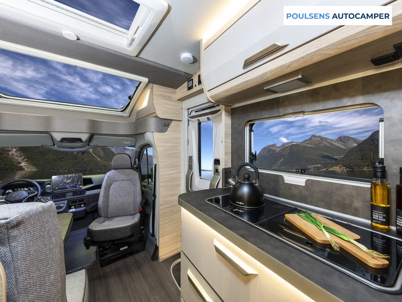 Cuisine du camping-car semi-intégré Knaus VAN TI PLUS 650 MEG Platinum Selection 2026 avec four à gaz, réfrigérateur et rangements