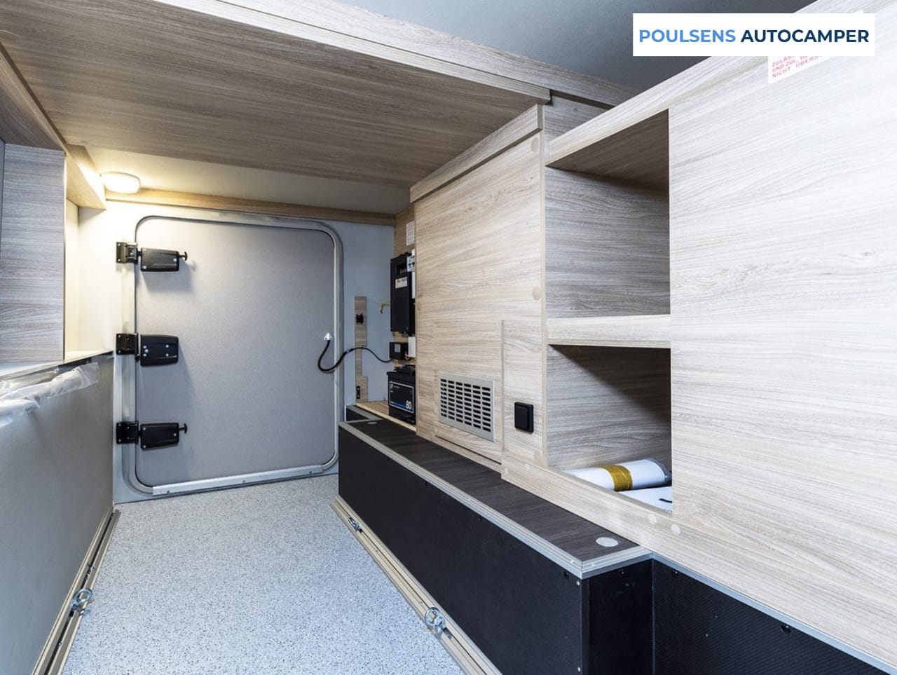 Espace couchage du camping-car semi-intégré Knaus VAN TI PLUS 650 MEG Platinum Selection 2026 avec lits jumeaux et lit pavillon rabattable