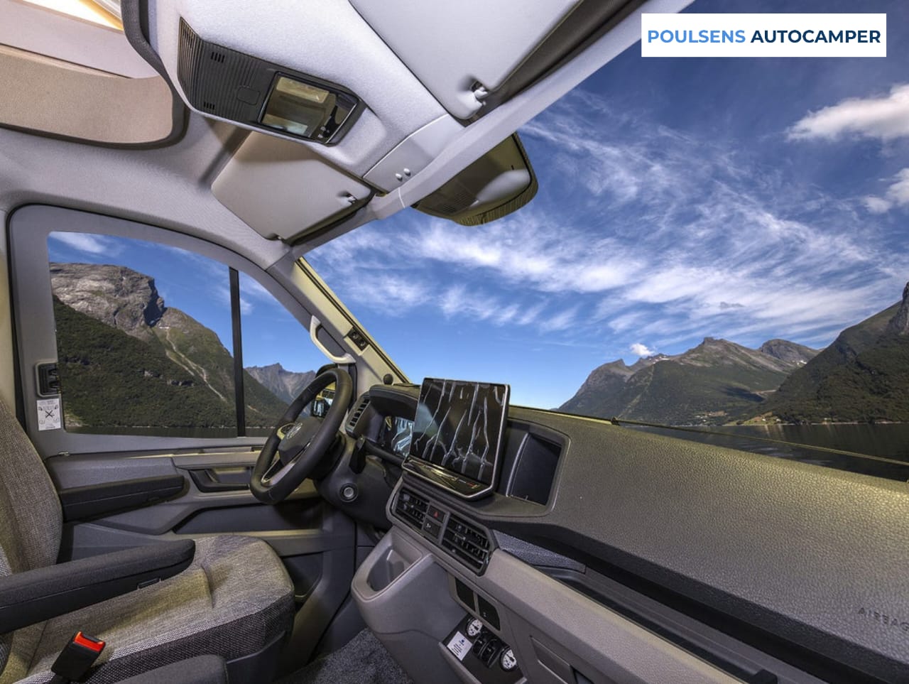 Cabine avant du camping-car semi-intégré Knaus VAN TI PLUS 650 MEG Platinum Selection 2026 avec sièges pilote et tableau de bord Volkswagen