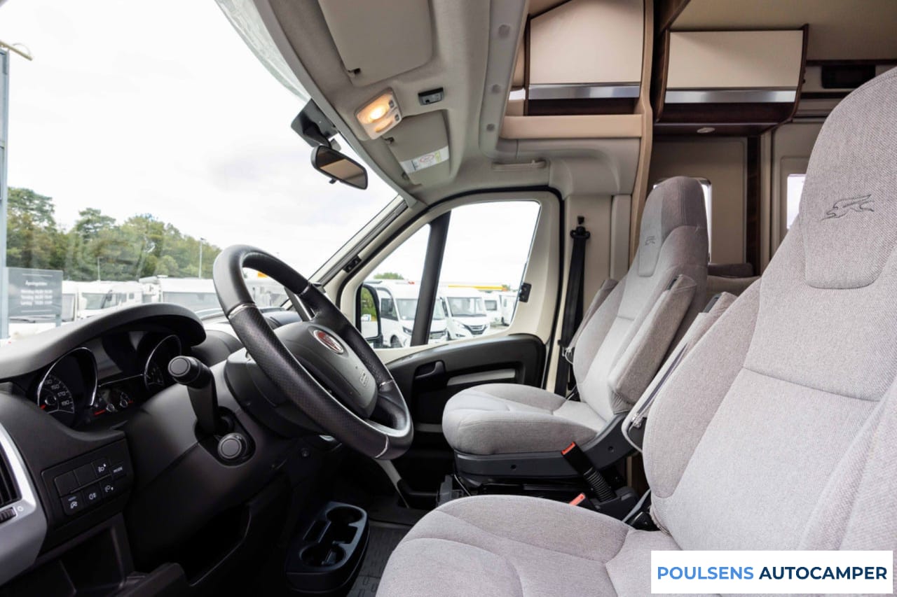 Cabine avant du Laika Ecovip 3019 2021 avec tableau de bord Fiat