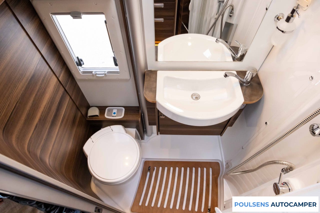 Salle de bain du Laika Ecovip 3019 2021 avec douche et toilettes