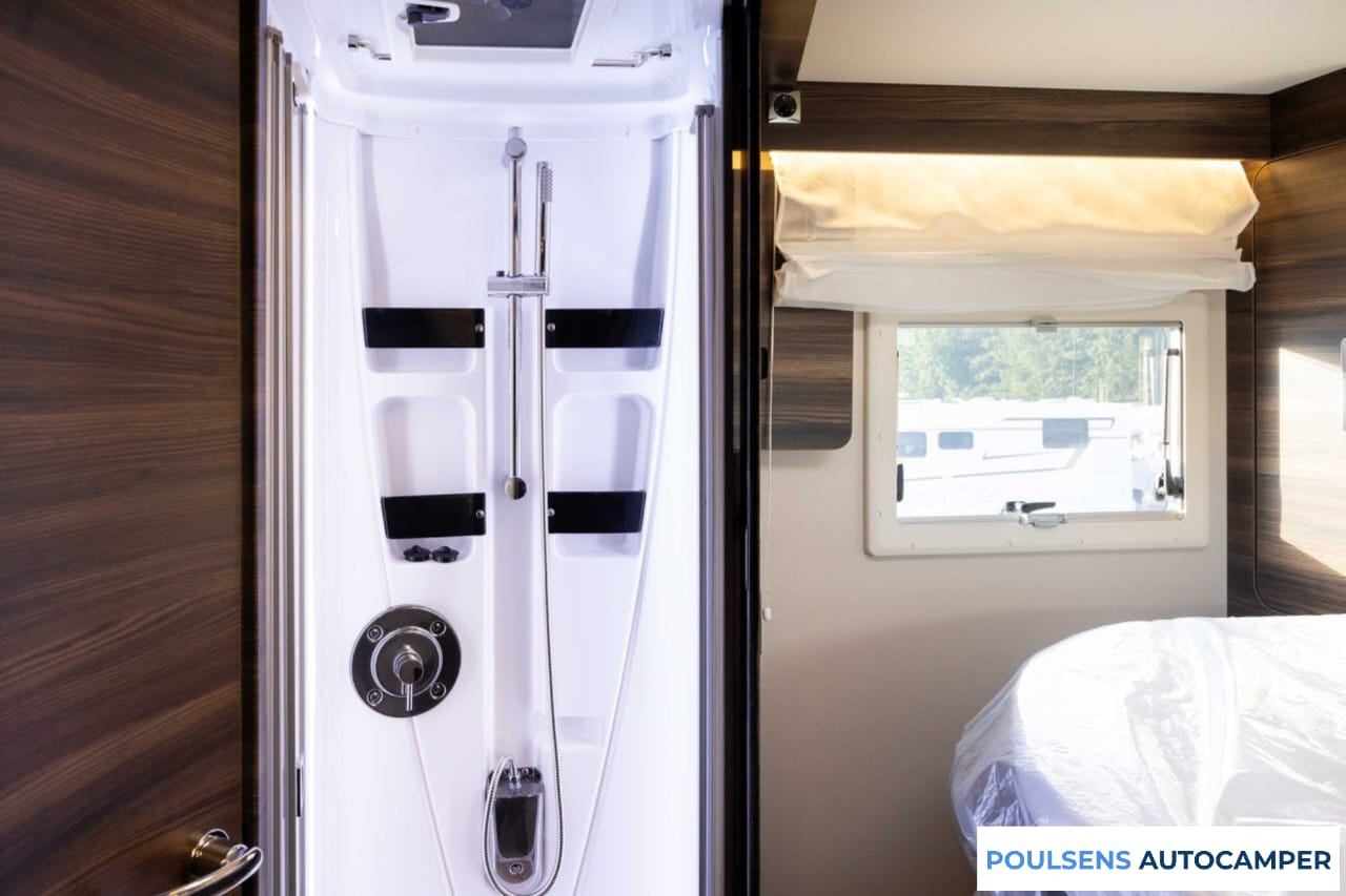 Salle de bain du Laika Ecovip H 4112 2023 avec douche séparée