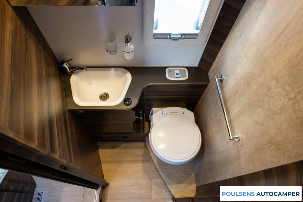 Salle de bain du Laika Ecovip H 4112 2023 avec douche séparée