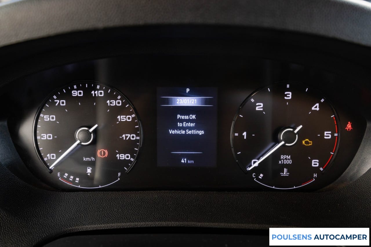 Cabine avant du Laika Ecovip H 4112 2023 avec tableau de bord Mercedes