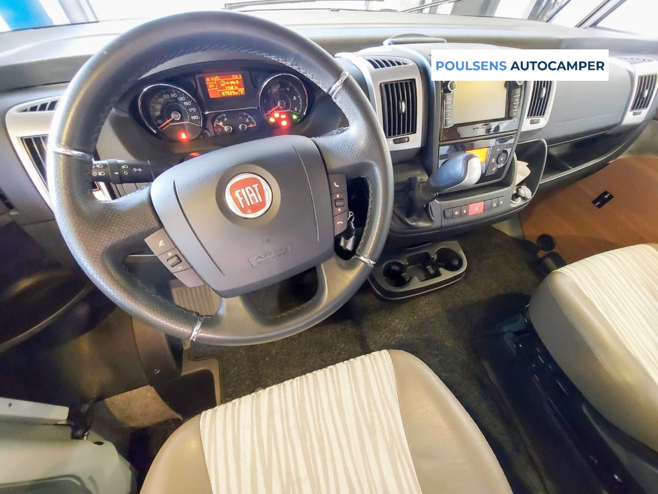 Cabine avant du LMC I 745 Sportline 2015 avec tableau de bord Fiat
