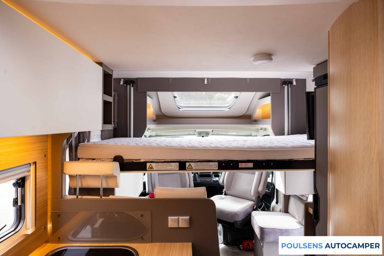 Salon intérieur du LMC Tourer Lift H 660 2022 avec lit pavillon