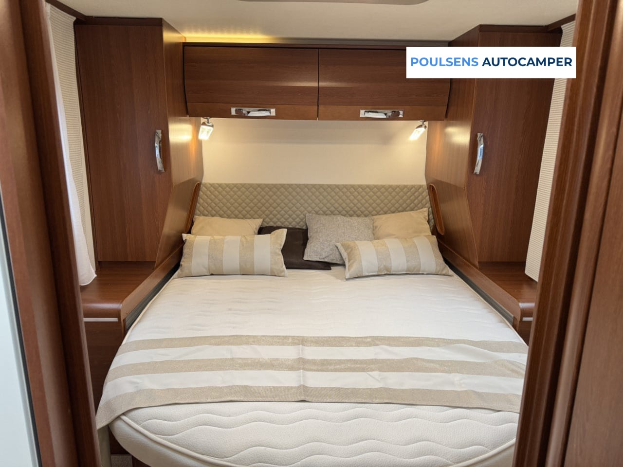 Espace couchage du Rapido 696F avec lit central et lit pavillon