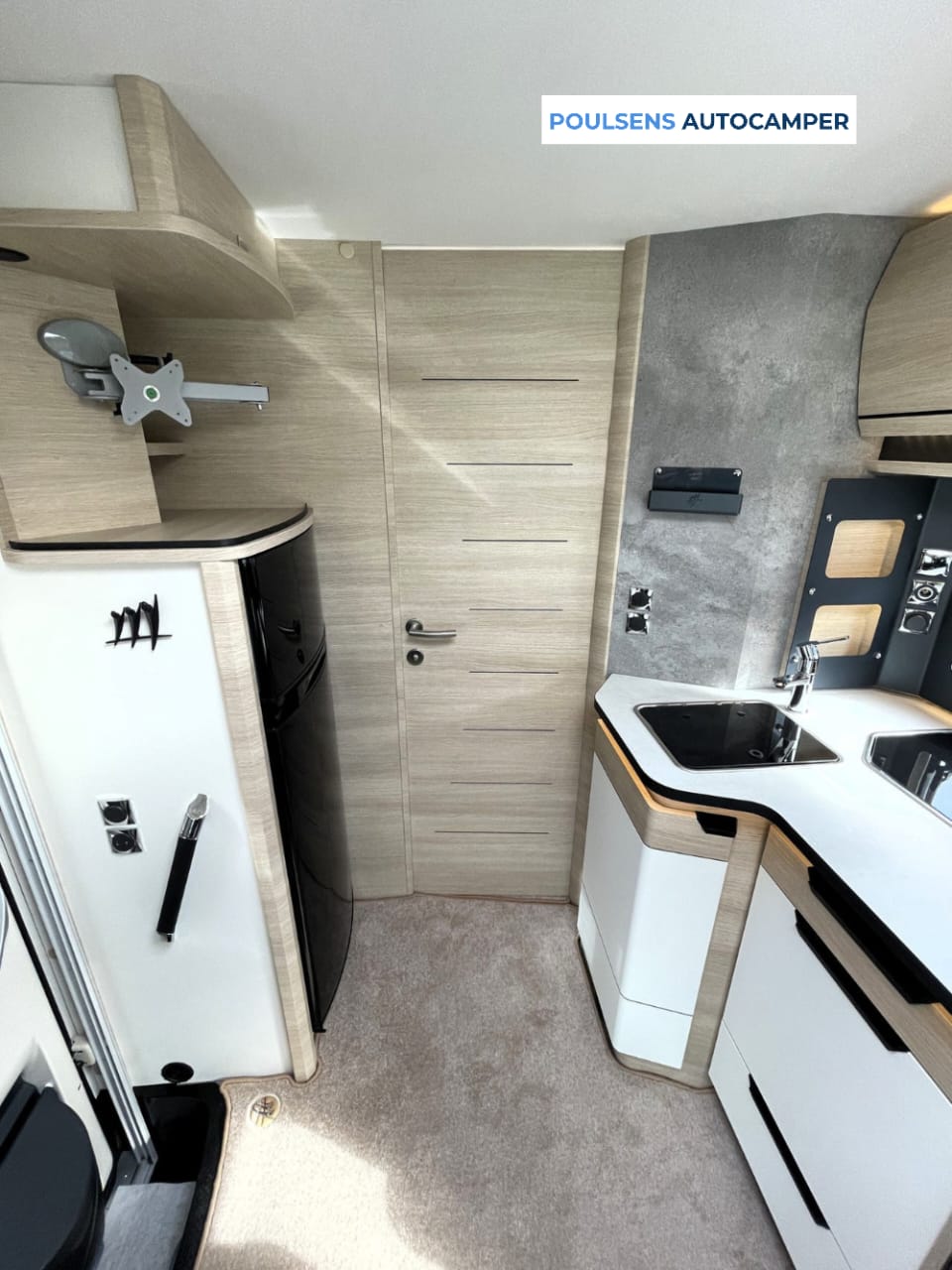 Cuisine du Rapido 866F avec cuisinière 3 feux