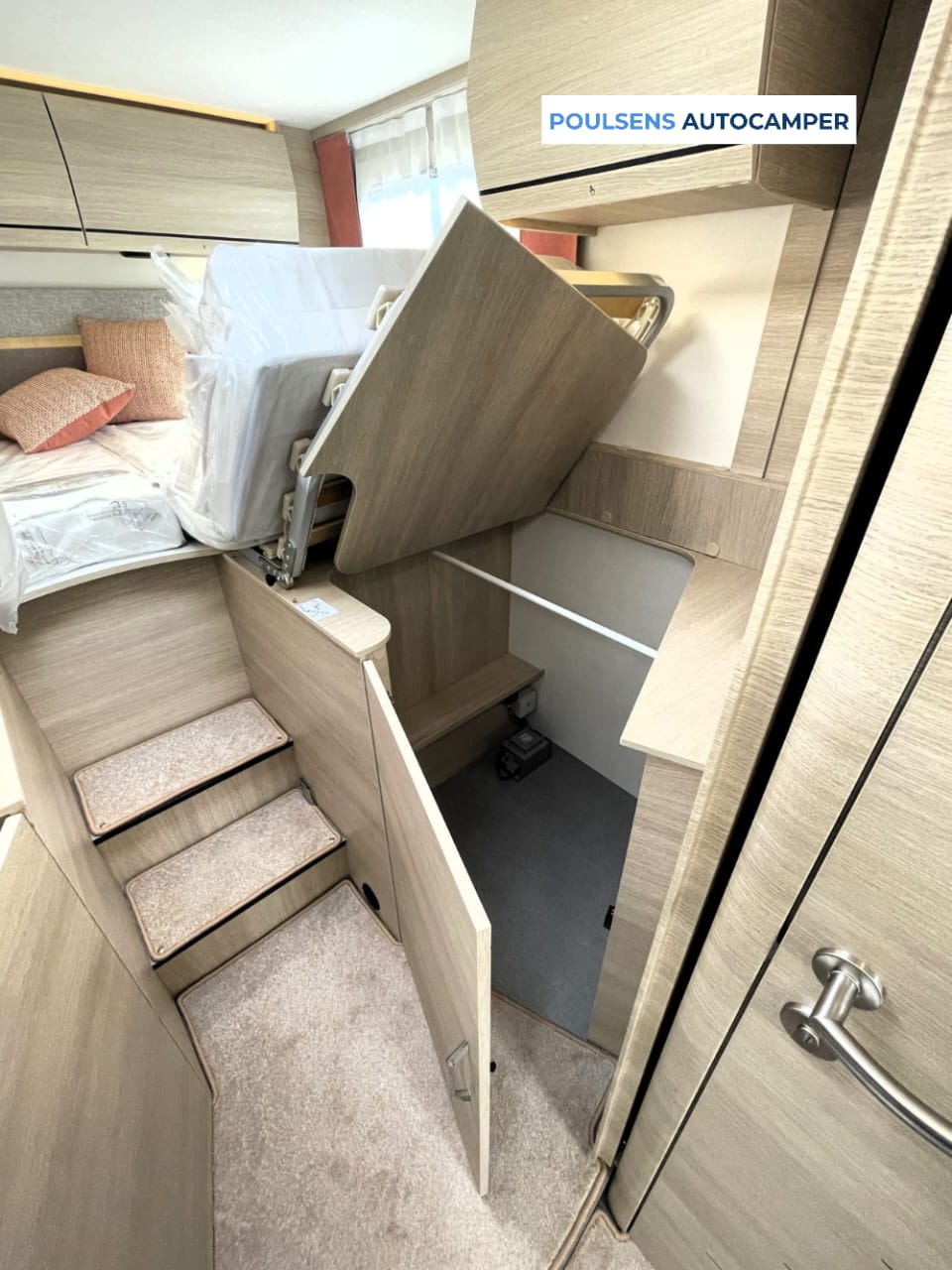 Espace couchage du Rapido 866F avec lit central et lit pavillon