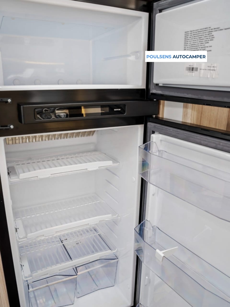 Cuisine du Sunlight I68 avec réfrigérateur et congélateur