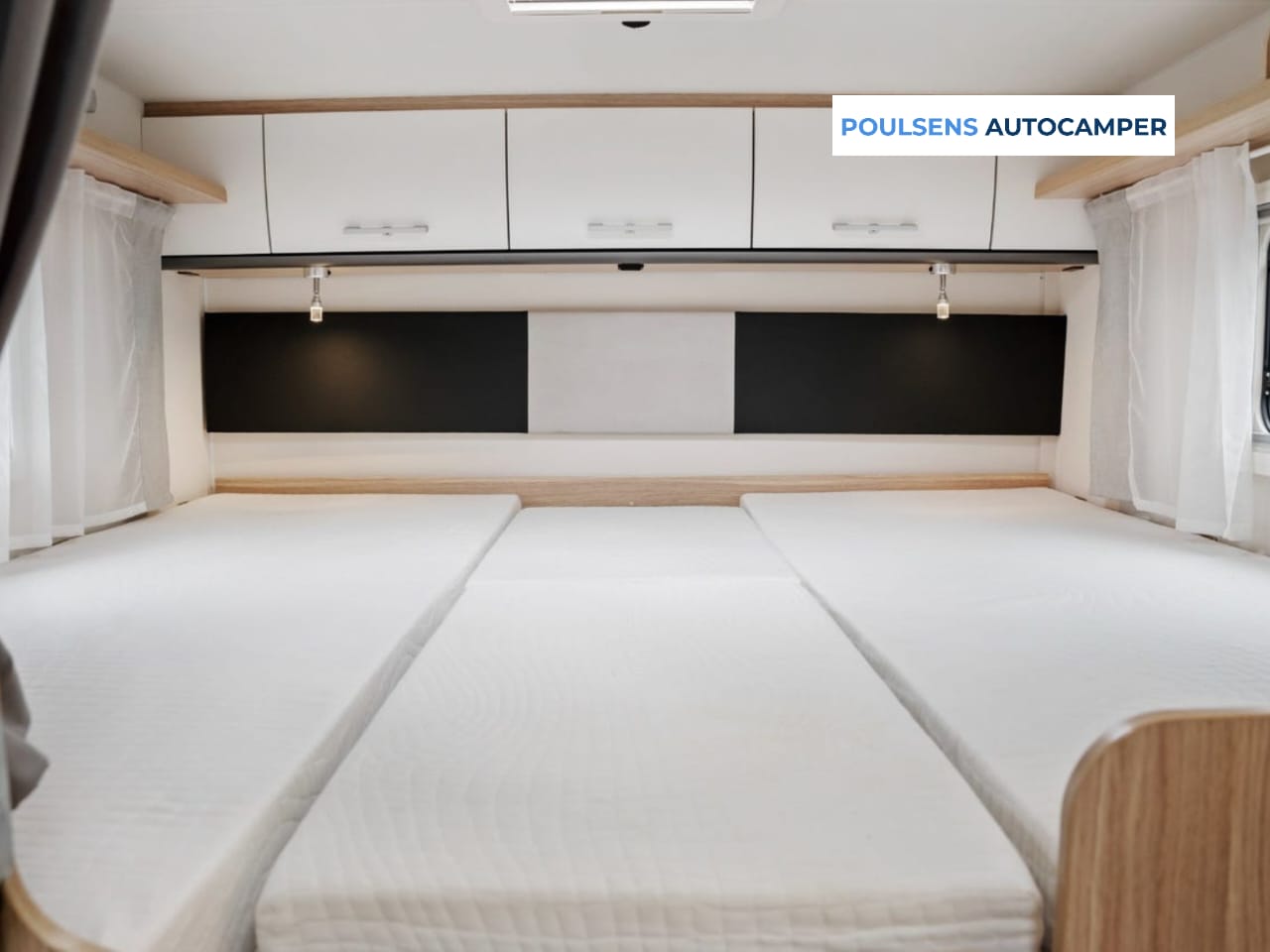 Espace couchage du Sunlight I68 avec lits simples et lit pavillon
