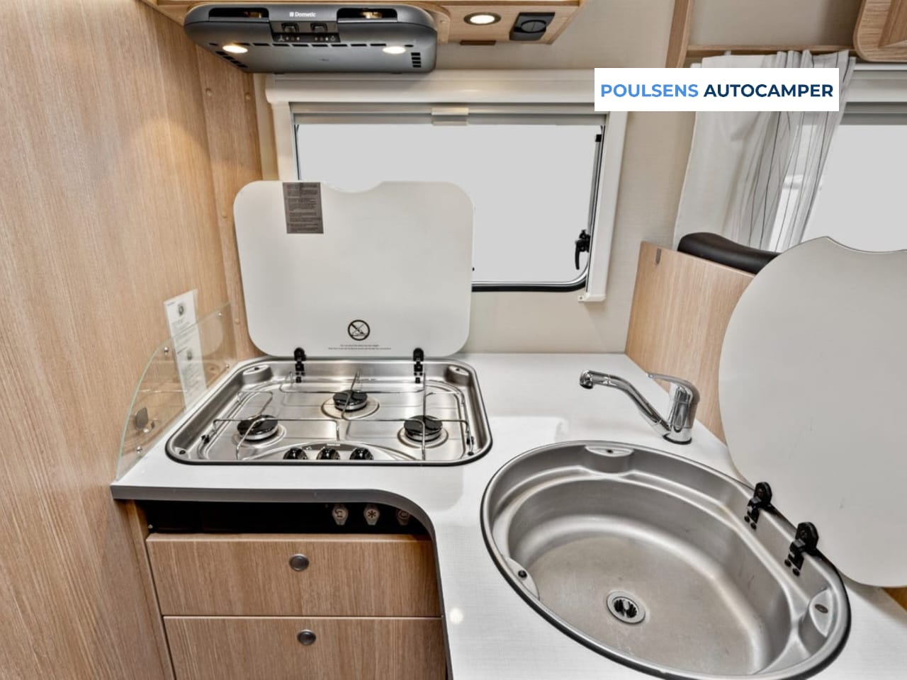 Cuisine du Sunlight T68 avec réfrigérateur et congélateur