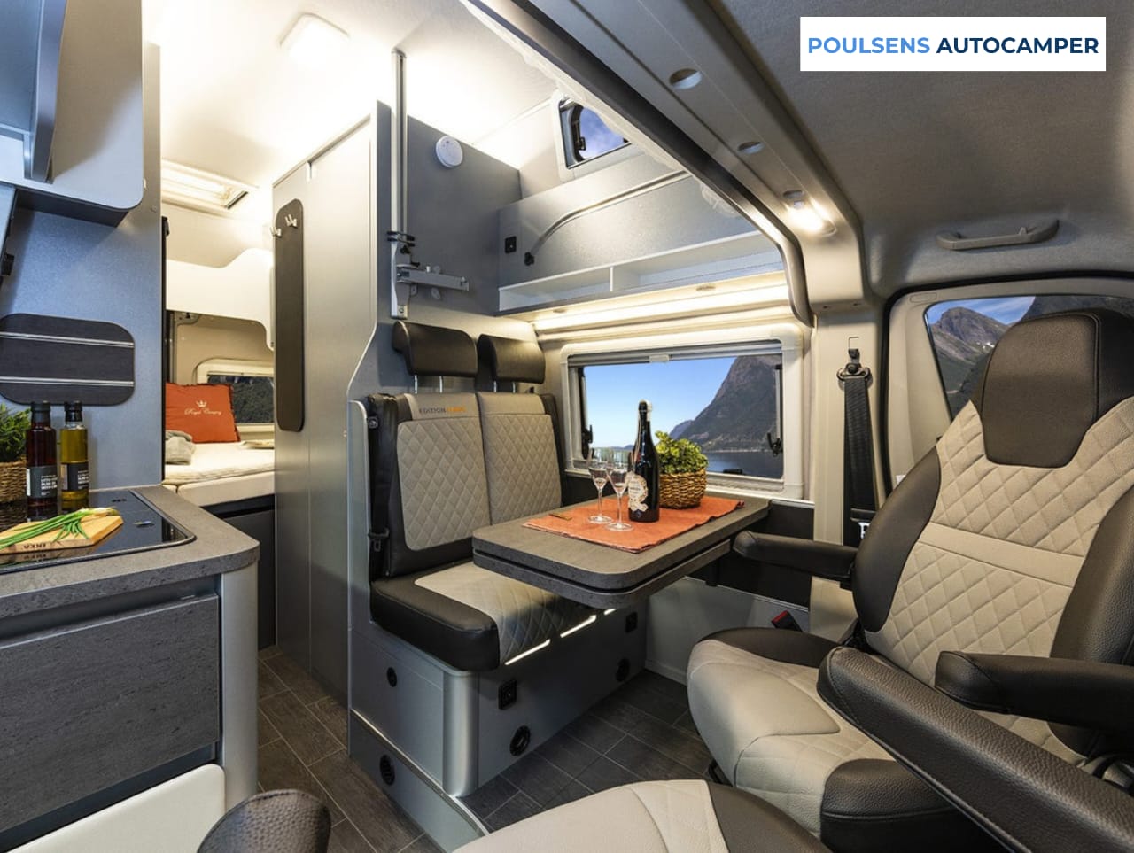 Salon intérieur du camping-car urbain Weinsberg CARABUS Grey Edition Fire 600 MQ 2026 avec banquettes, table centrale et éclairage LED