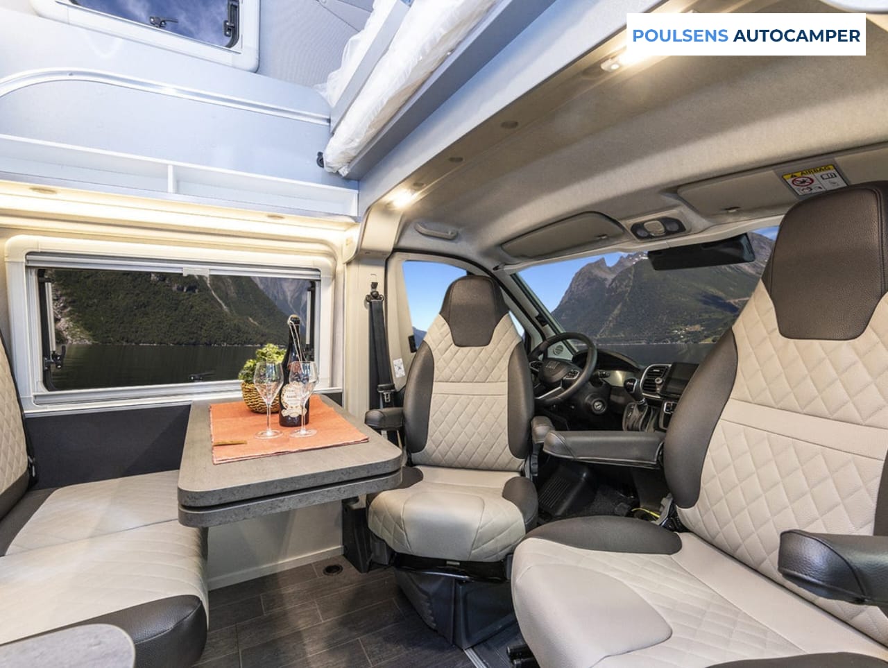Salon intérieur du camping-car semi-intégré Weinsberg CARASUITE 700 DX 2026 avec banquettes et éclairage LED