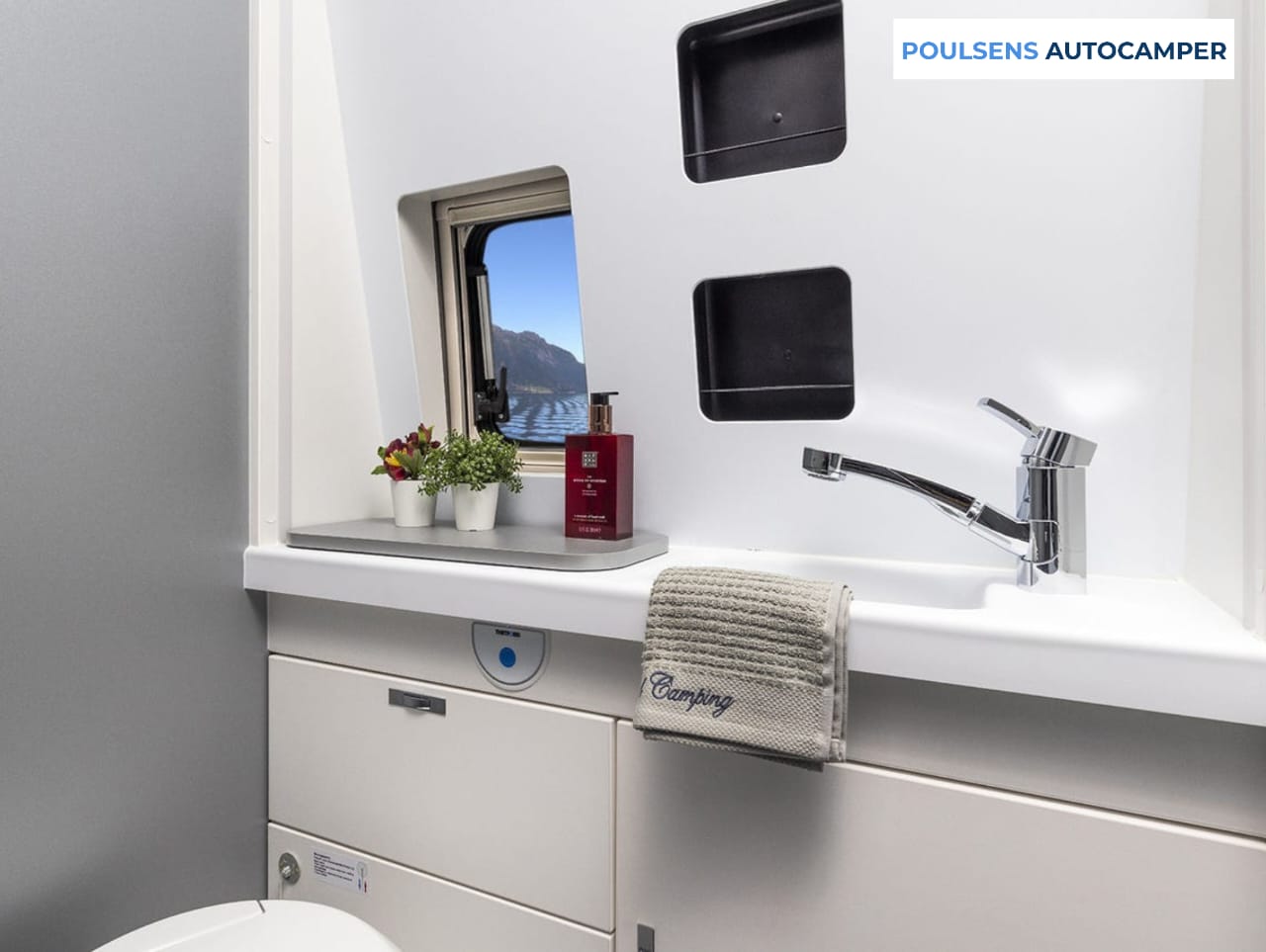 Salle de bain du camping-car urbain Weinsberg CARABUS Grey Edition Fire 600 MQ 2026 avec lavabo et fenêtre