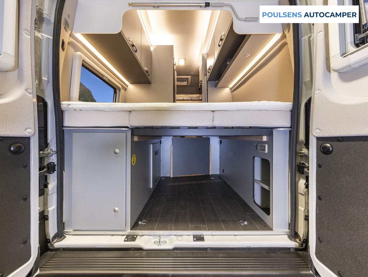 Vue arrière de l'intérieure du camping-car urbain Weinsberg CARABUS Grey Edition Fire 600 MQ 2026 