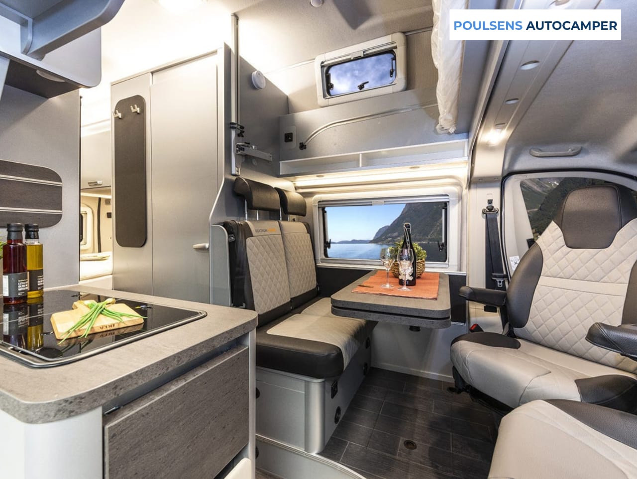 Salon intérieur du camping-car urbain Weinsberg CARABUS Grey Edition Fire 600 MQH 2026 avec banquettes et éclairage LED