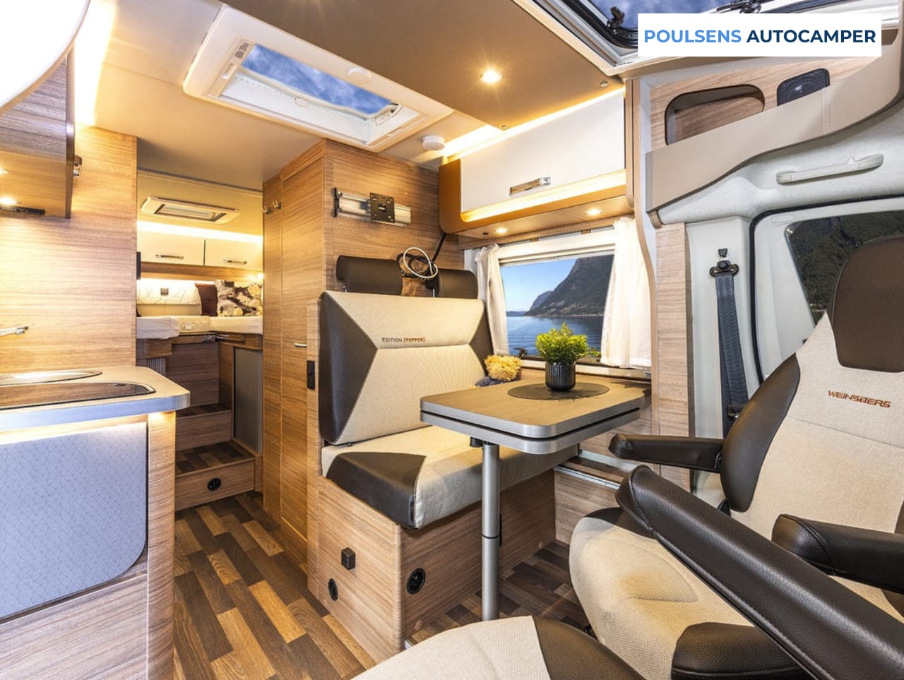 Salon intérieur du camping-car semi-intégré Weinsberg CaraCompact Pepper 600 MEG 2026 avec banquettes et éclairage LED