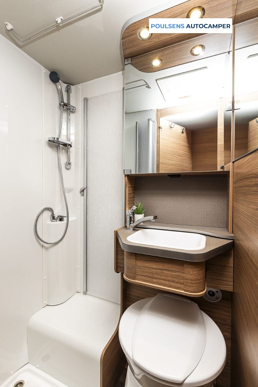 Salle de bain du camping-car semi-intégré Weinsberg CaraCompact Pepper 600 MEG 2026 avec lavabo et rangements