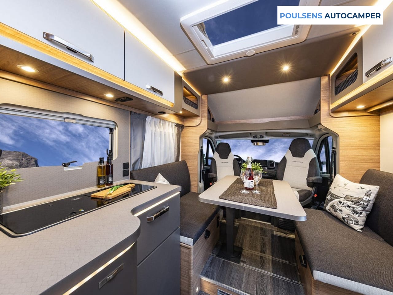 Vue intérieure du camping-car semi-intégré Weinsberg CARASUITE 700 DX 2026 