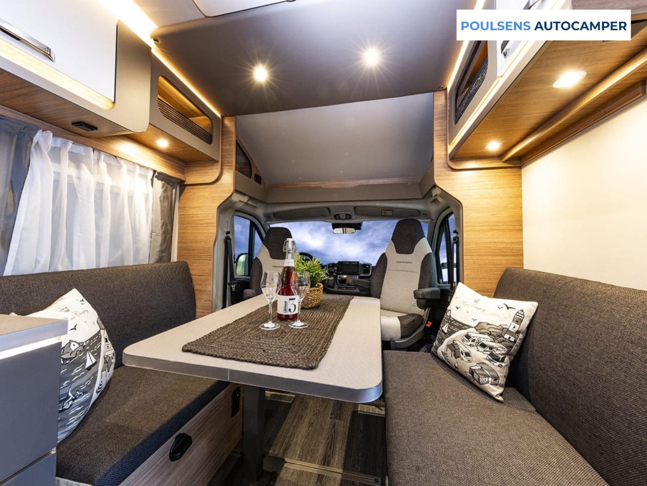 Salon intérieur du camping-car semi-intégré Weinsberg CARASUITE 700 DX 2026 avec banquettes et éclairage LED