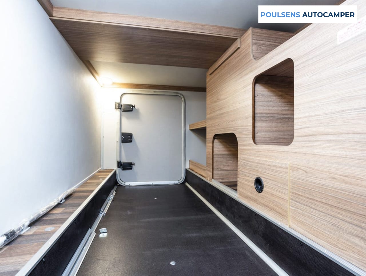 Vue intérieure avant du camping-car semi-intégré Weinsberg CARASUITE 700 ME 2023 